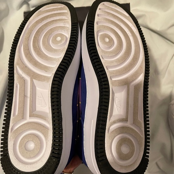 Women’s Nikes - Picture 4 of 5